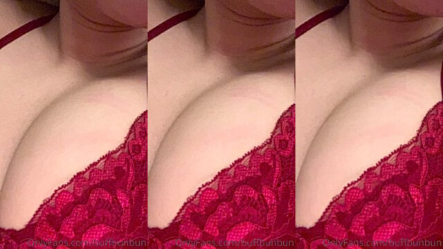 Womanwearingred showing her boobs leaked video