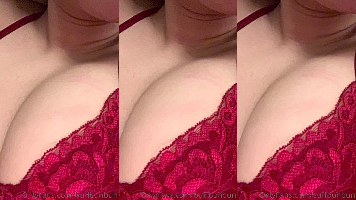 Womanwearingred showing her boobs leaked video
