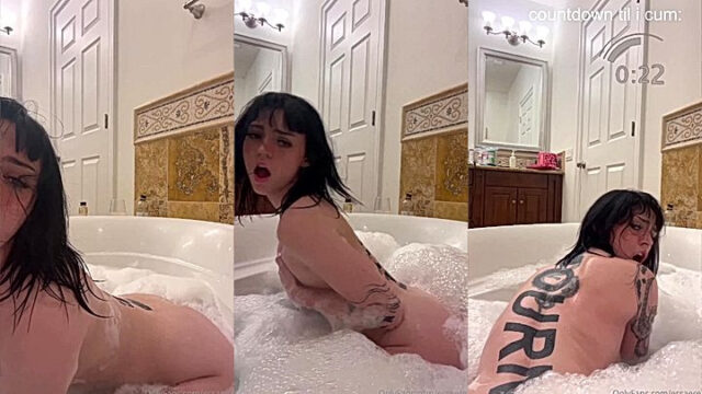 American essaere shaking her big ass in the bathroom leaked video
