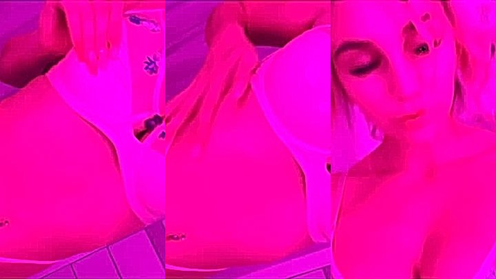 Kendra Sunderland shwoing her hot body to fans leaked