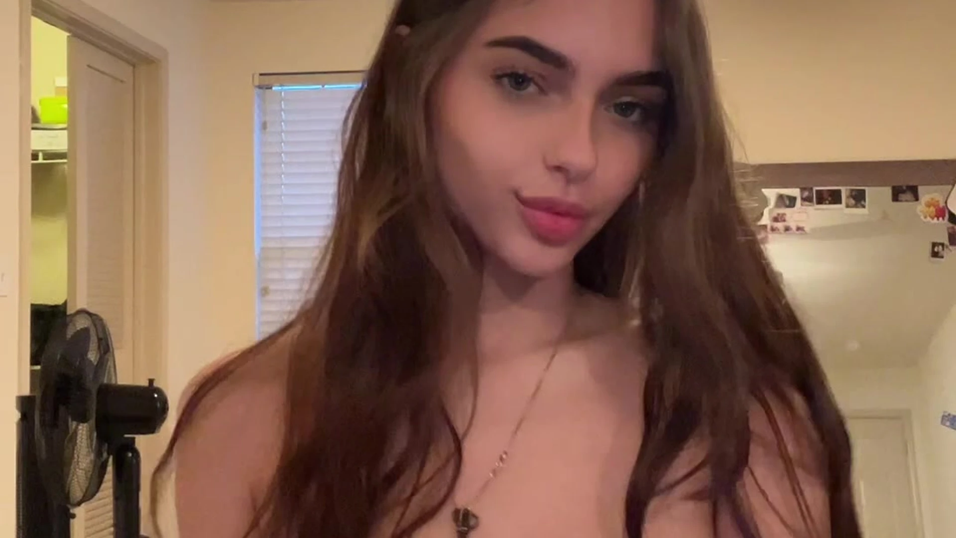 busty babe Kinsley Wyatt shows her sexy body on cam onlyfans leak
