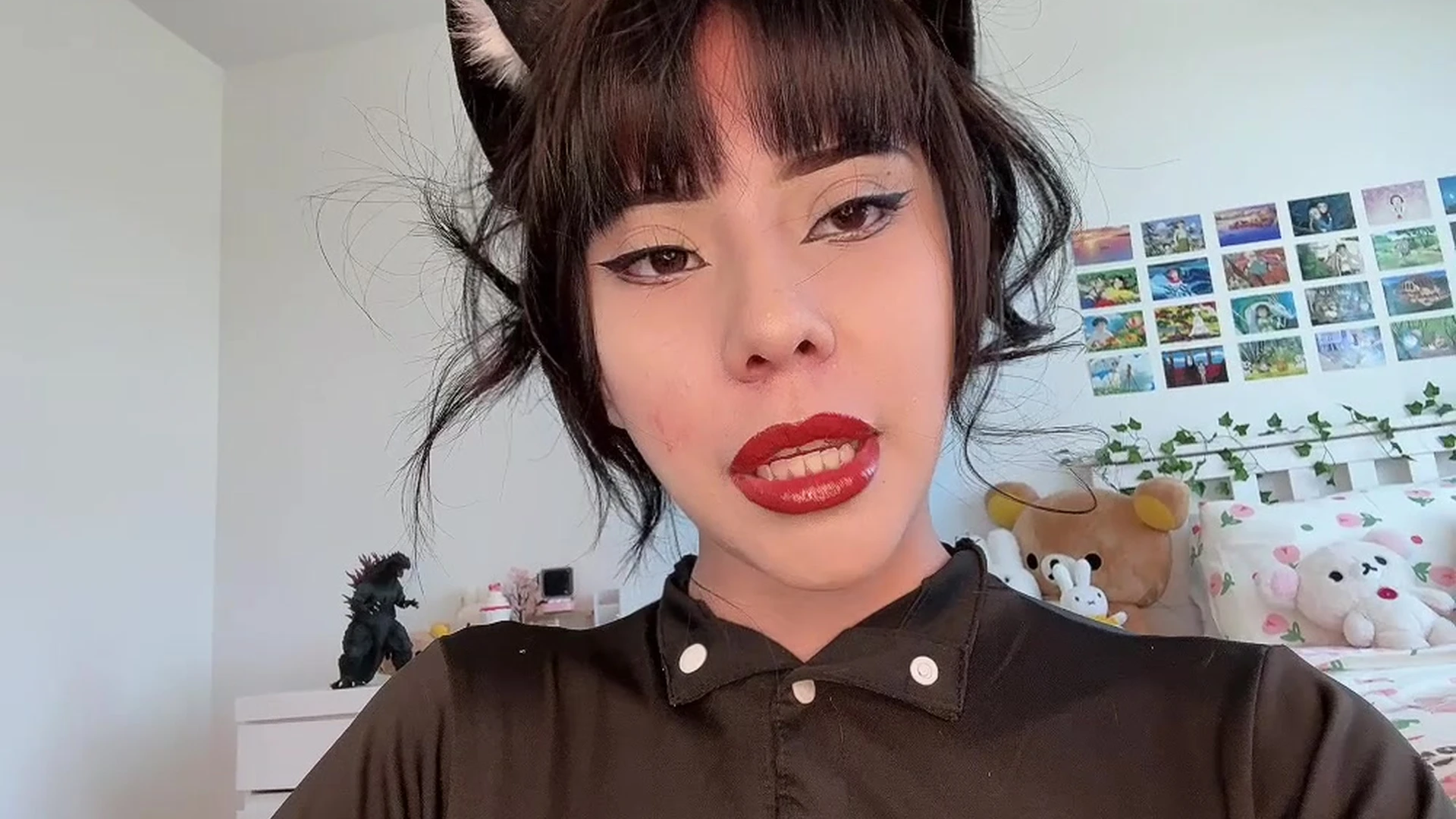 hot hick couldnt help but show off her amazing boobs to her subscribers