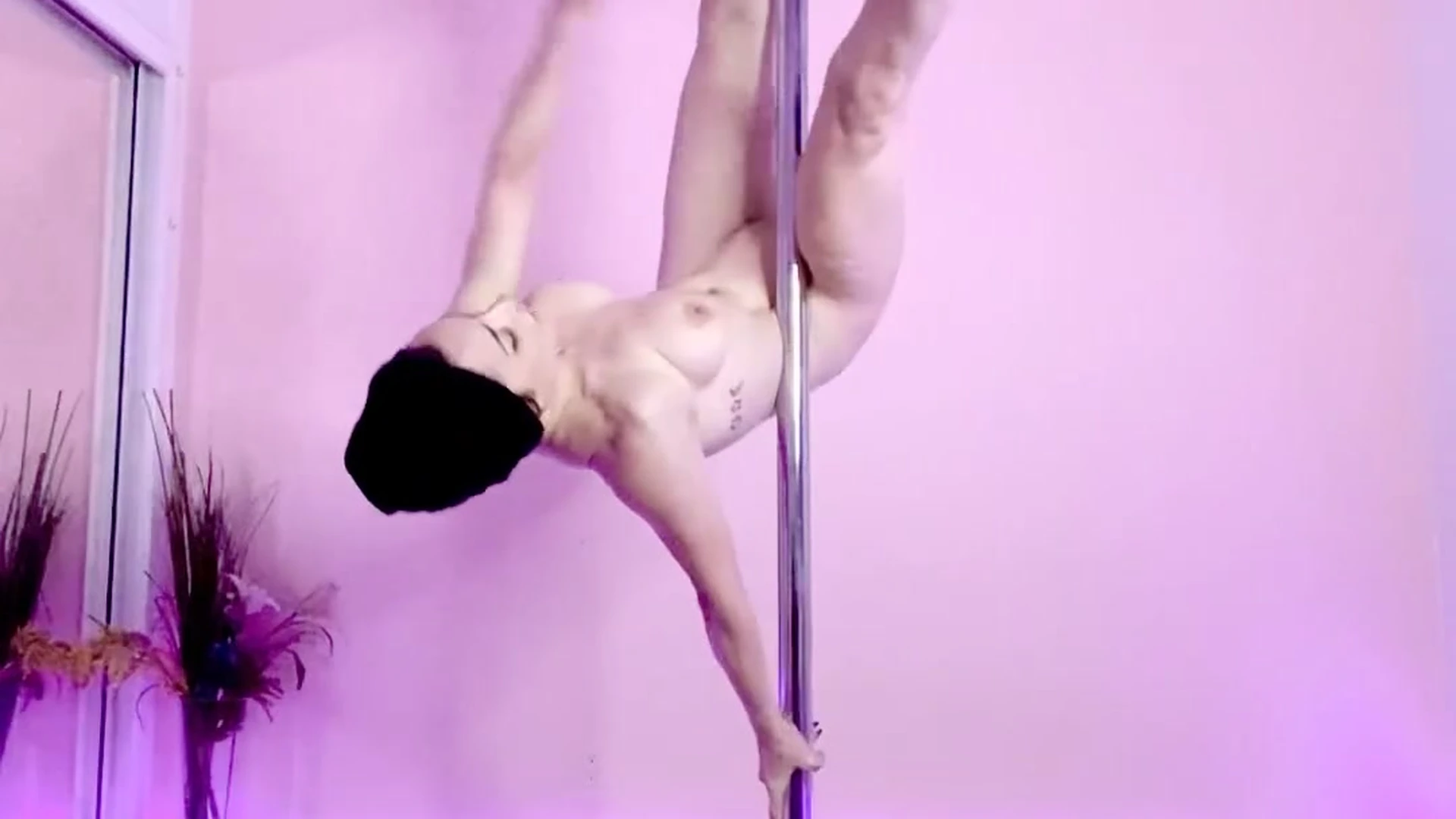 sexy naked babe Mama Fiona plays on the poll just the way you like