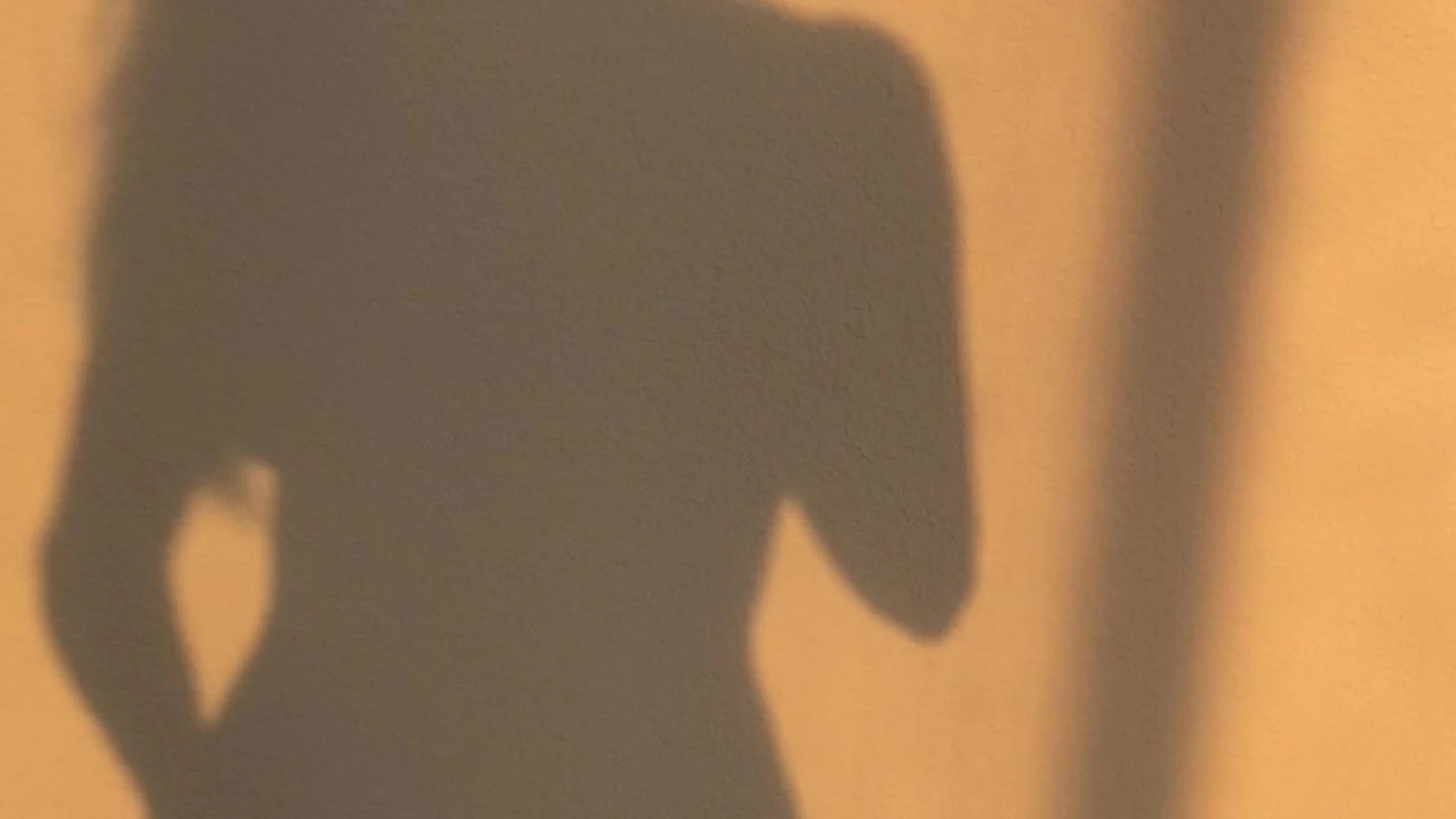 onlyfans model K8sarkissian rubs her big ass in a shadow video