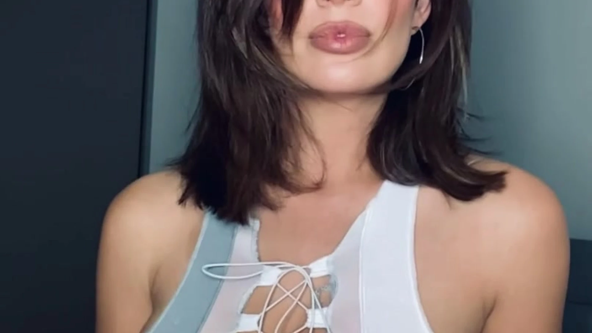 Holly Peers’s titty tease in sexy top, just a sneak peek