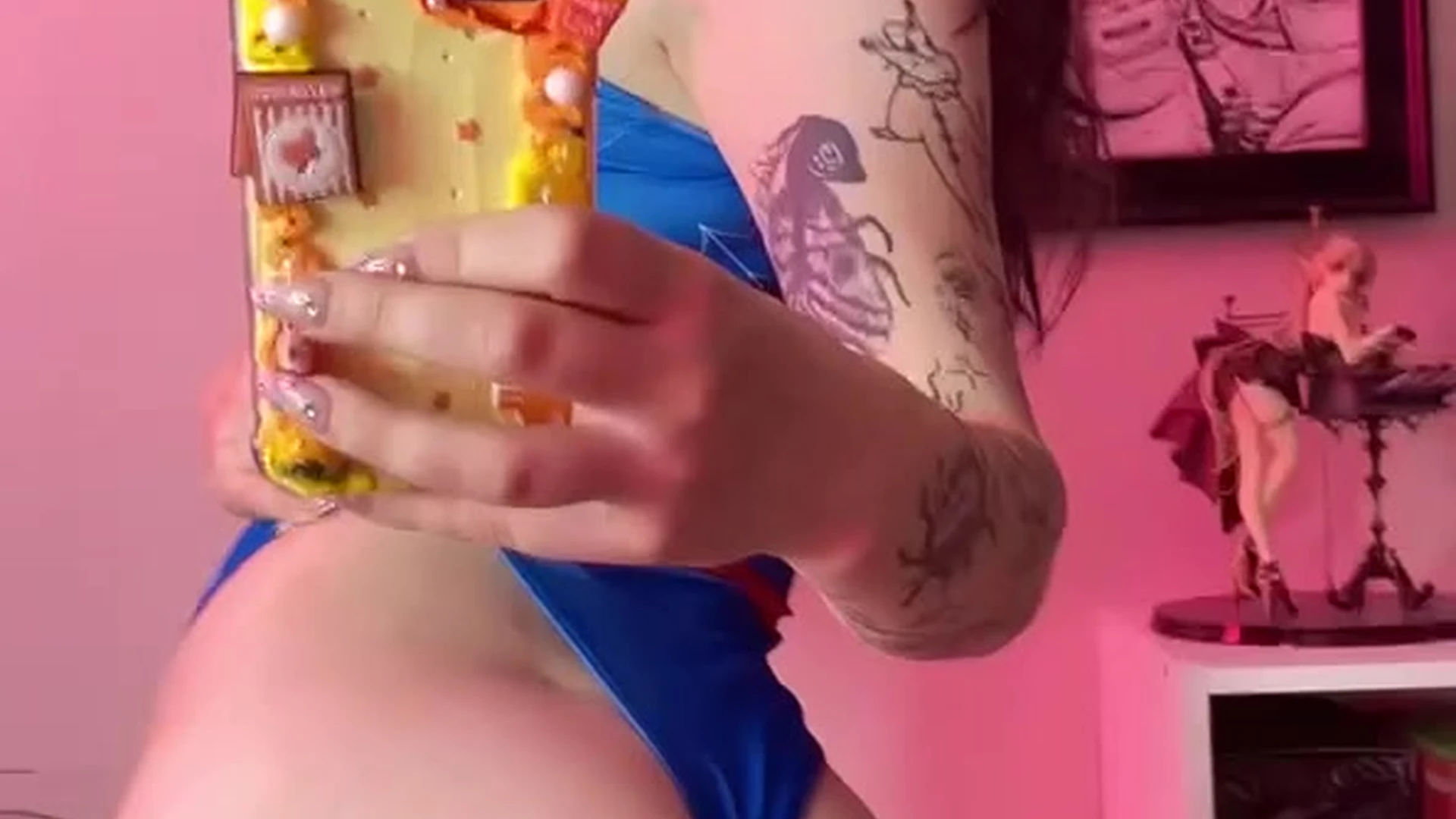 sexy onlyfans babe Sneesnaw snapping her fat ass just for you while wearing spider man costume