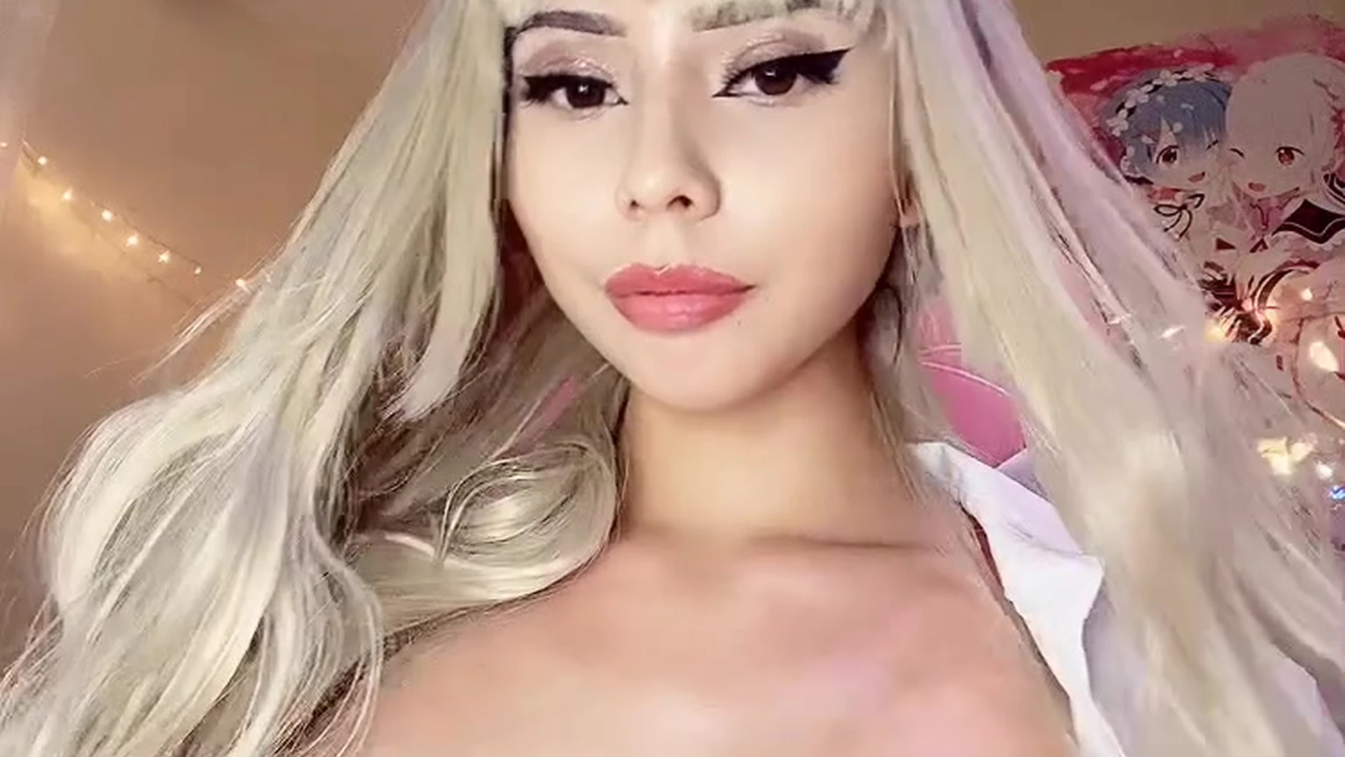 hot chick couldnt help but showoff her amazing boobs