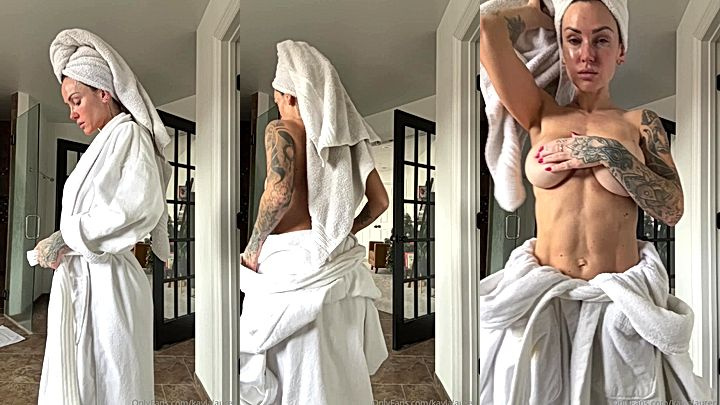 freaky queen Kayla Lauren undressing her nigthgown