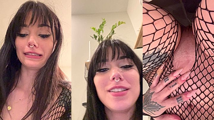hot babe Nonsalemwitch record as she pee i  the bathroom