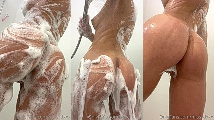 sexy stepsis Miss_Dxxx in the toilet bathing naked onlyfans leak