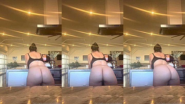 hot chick Melody foxx is showing off her big ass to her subscribers ‘