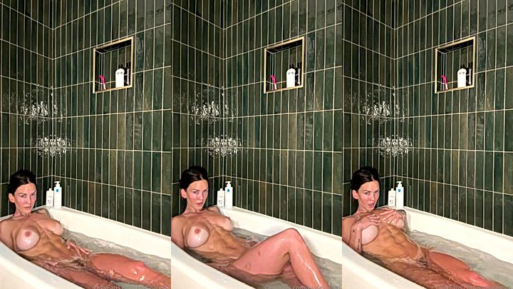 sext hot model rub her pussy while in the water