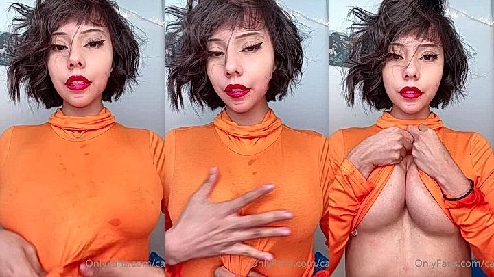 Nekob0icarti lifts her shirt up to show off her amazing boobs leaked video