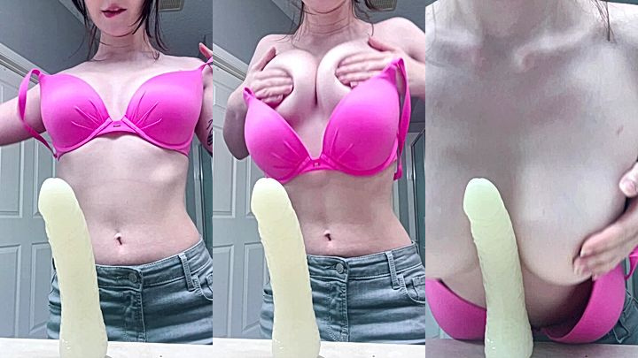 american sexy babe Sneesnaw stroke her big tits on a dildo