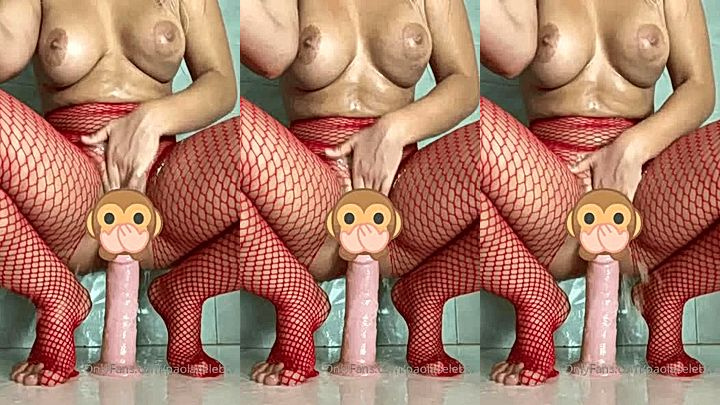 onlyfans model Paola skye finger her coochie and moans really loud