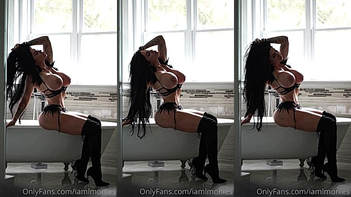 sexy american model Lindi Nunziato shows big tits in the bathroom