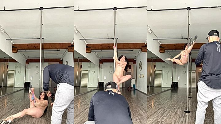 naked sexy onlyfans model Mama Fiona shows her hot body striping
