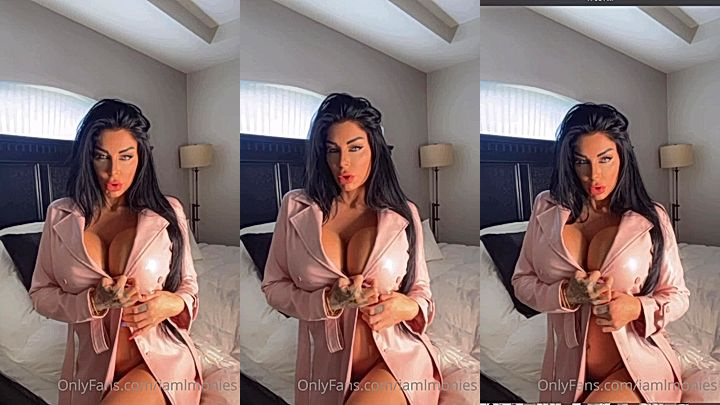 onlyfans model Lindi Nunziato undress and shows big ass and huge tits