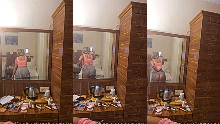 Snowmixy lifts her phone to record her big ass leaked onlyfans video