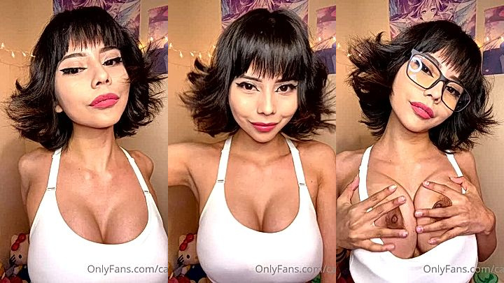 Nekob0icarti couldnt help but tease her fans with her amazing tits