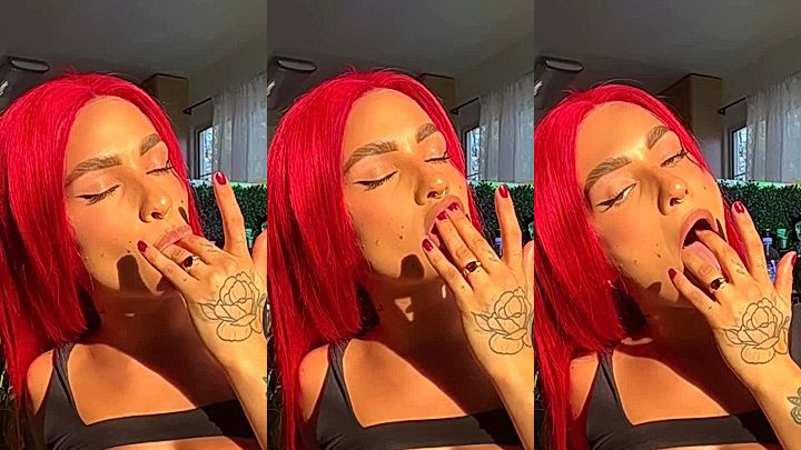 nasty girl Lavaxgrl licking her fingers
