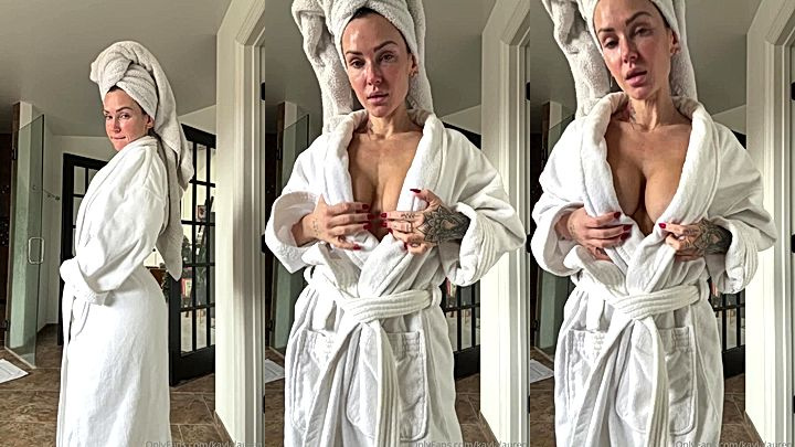 sexy quenn Kayla Lauren checking out her boobs