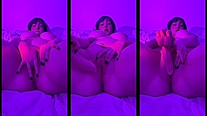 bad bitch LowKeyDeadInside touching herself on the bed naked onlyfans