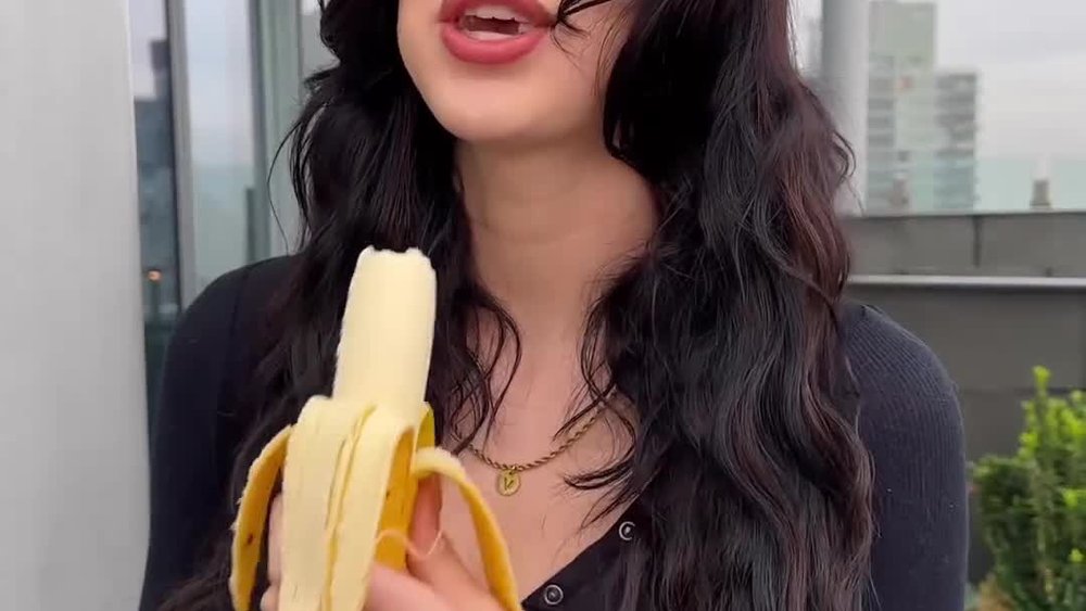 american onlyfans model Queenpussybossv eat a banaba