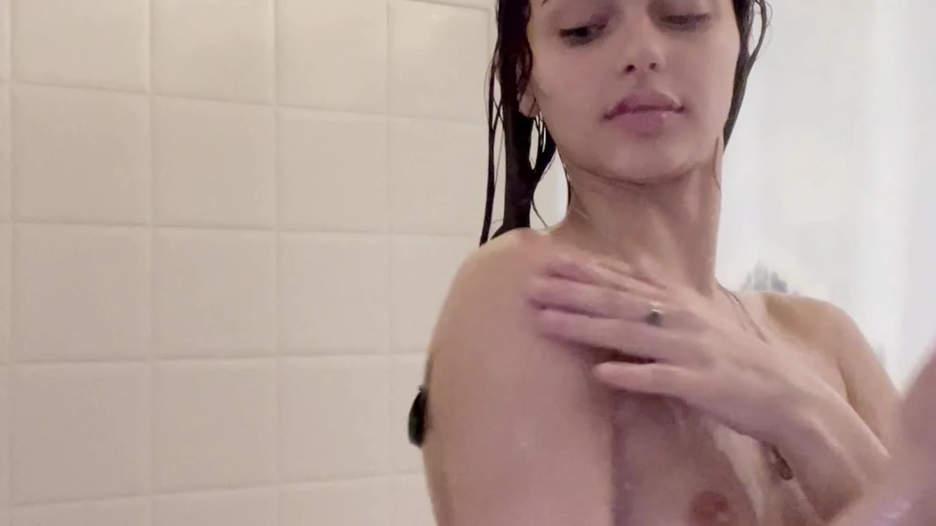 sexy diva Kinsley Wyatt teases in bathroom onlyfans leak