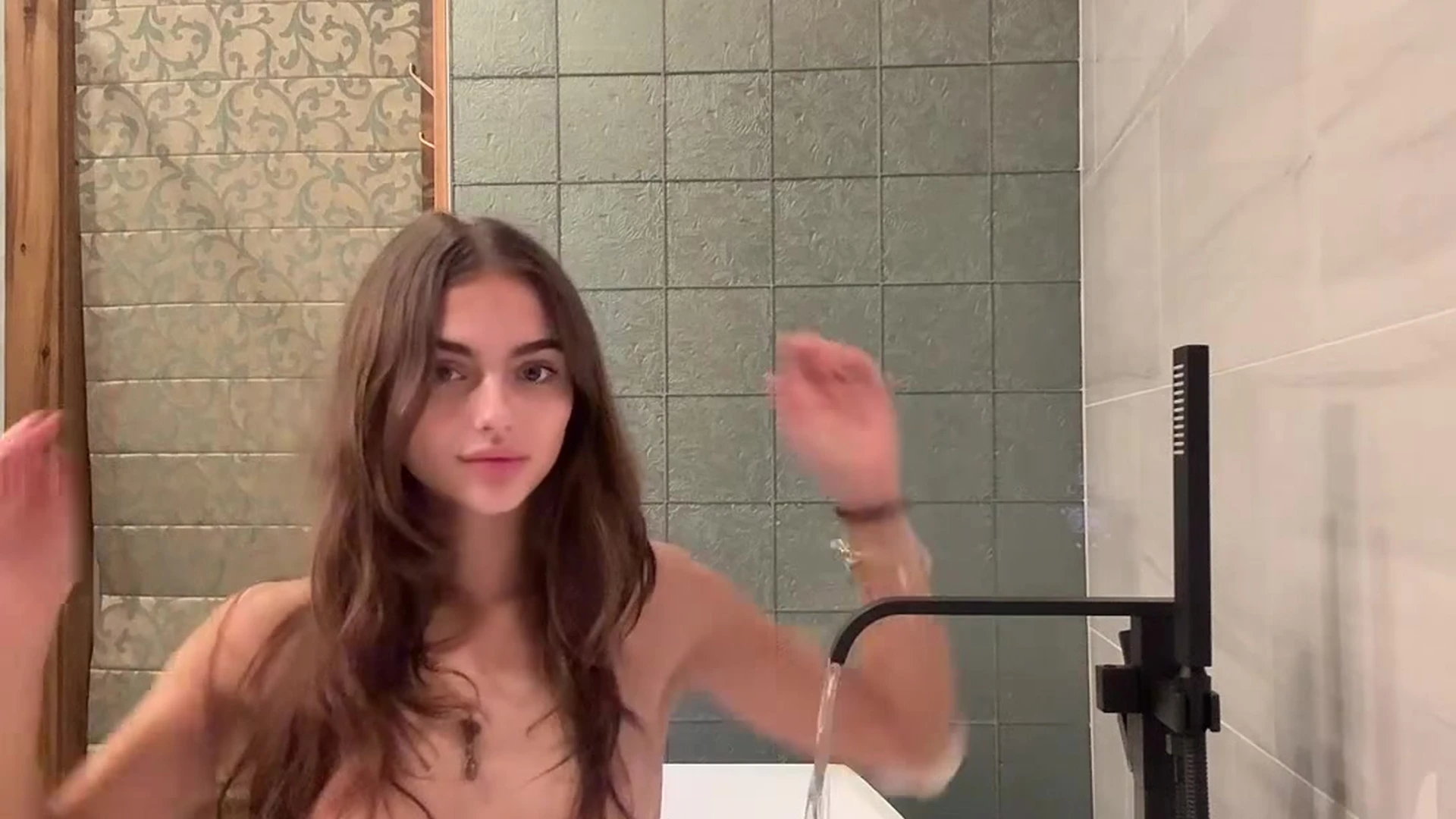 bad girl in bathtub Kinsley Wyatt teases her sexy body onlyfans leak