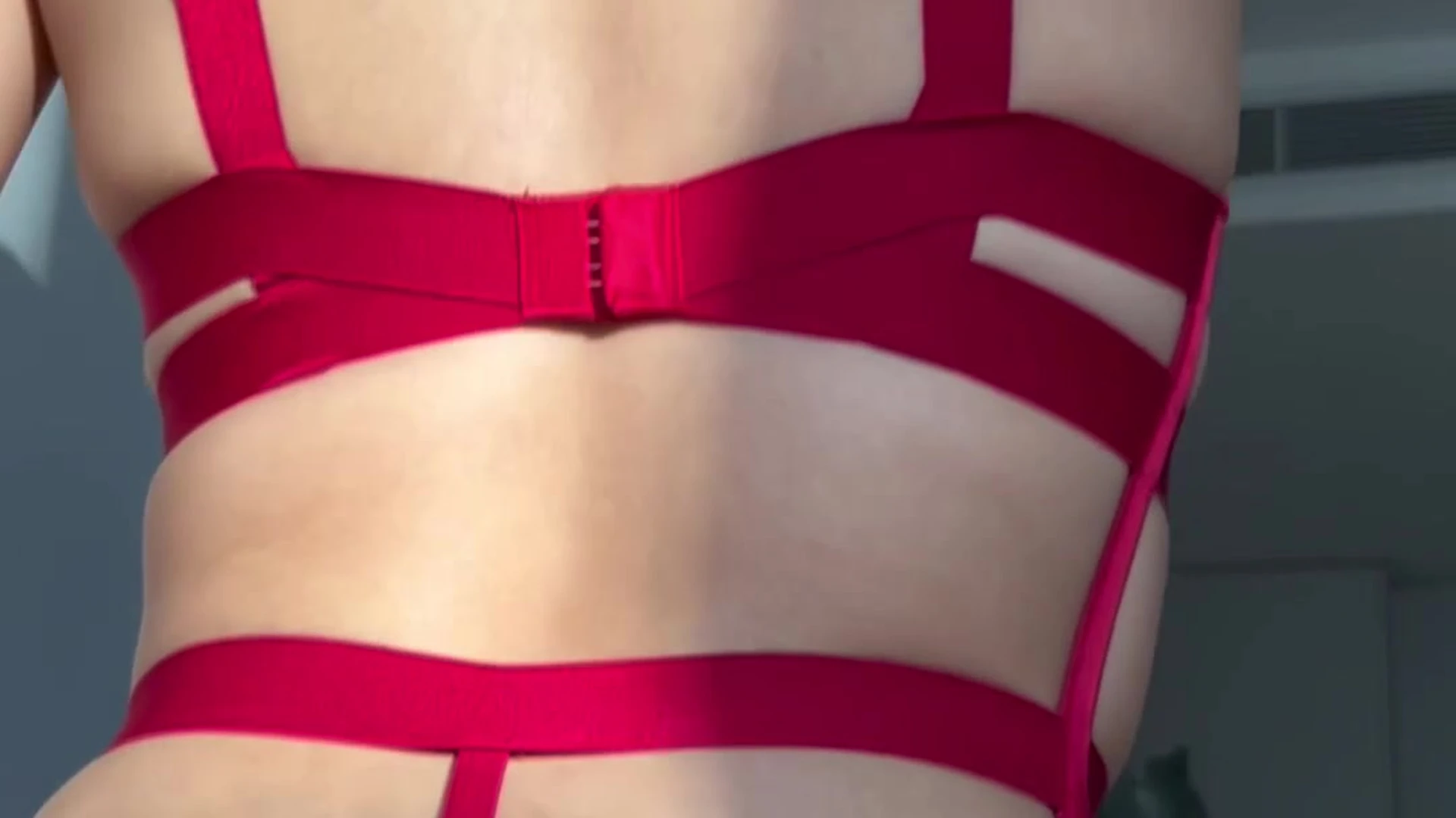 wild queen Briddy Li in red bikini twerking her ass onlyfans leak