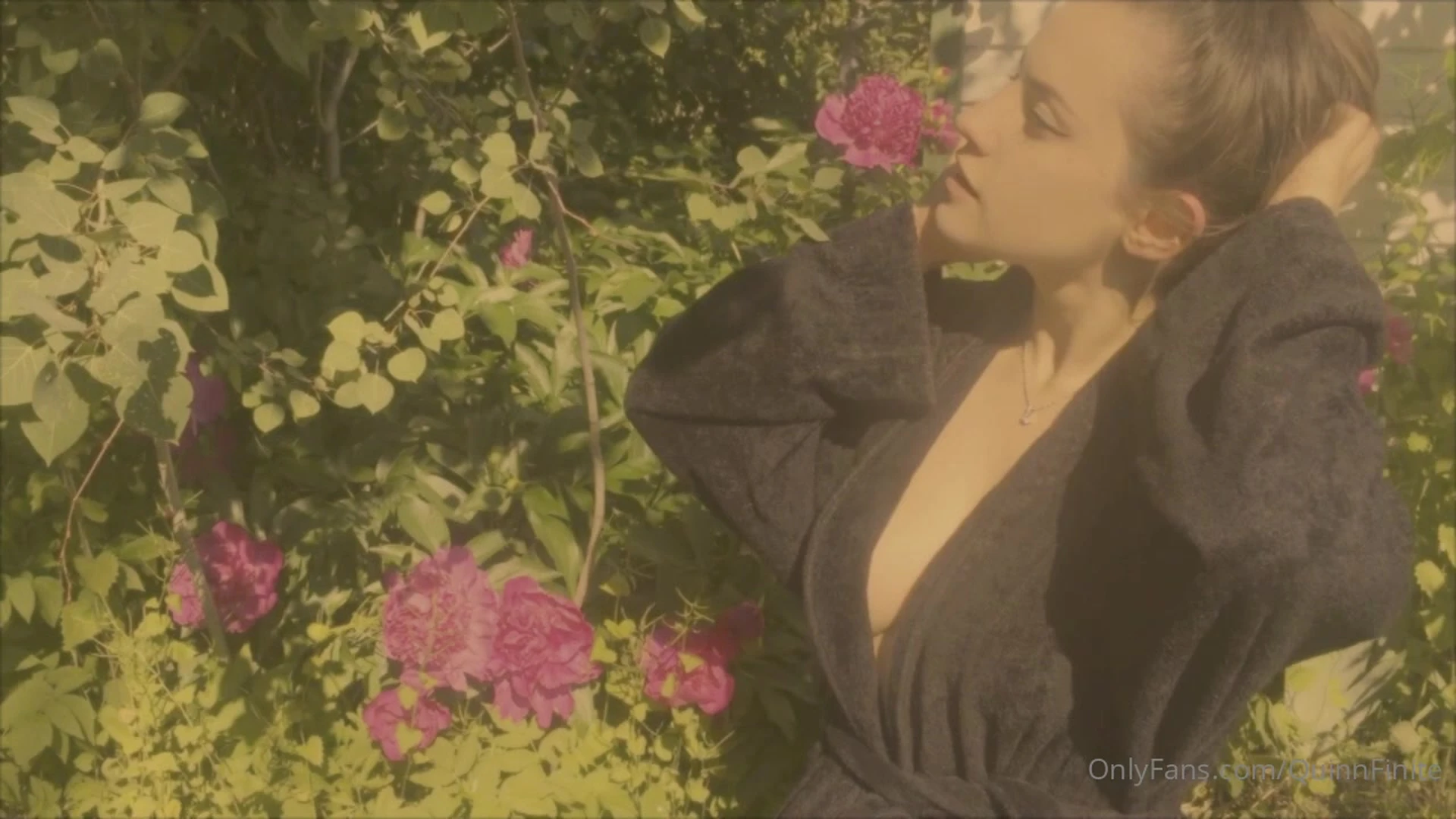 leaked video of nasty onlyfans slut QuinnFinite strip naked during her solo picnic date