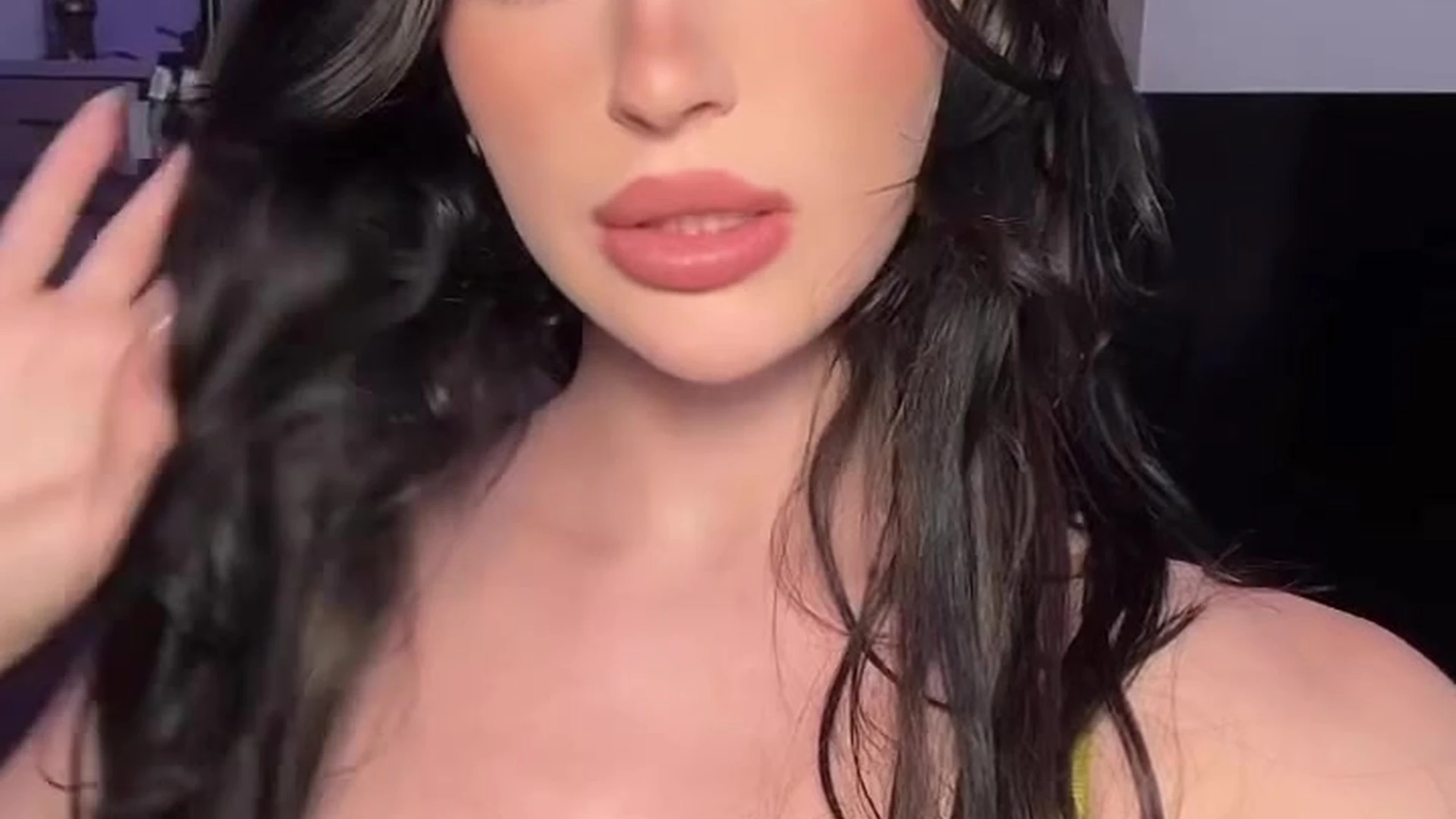 sexy freak Queenpussybossv teases her tits on cam