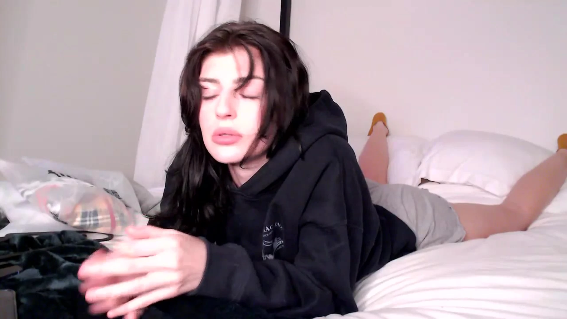 onlyfans american model Queenpussybossv talks dirty to cam