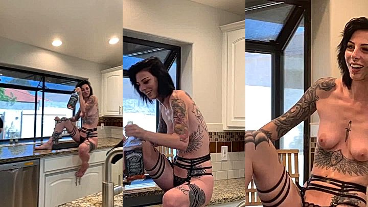 naked american model Strawberrysquirtcake sat on teh counter and rubs her tits and ass gently