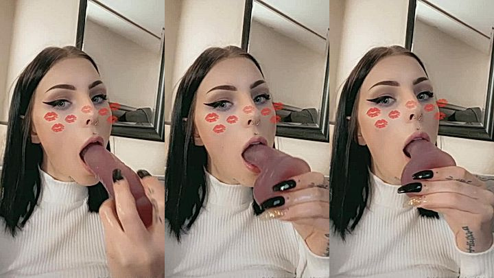 naughty onlyfans model Strawberrysquirtcake suck dildo like a slut, wish it was your dick