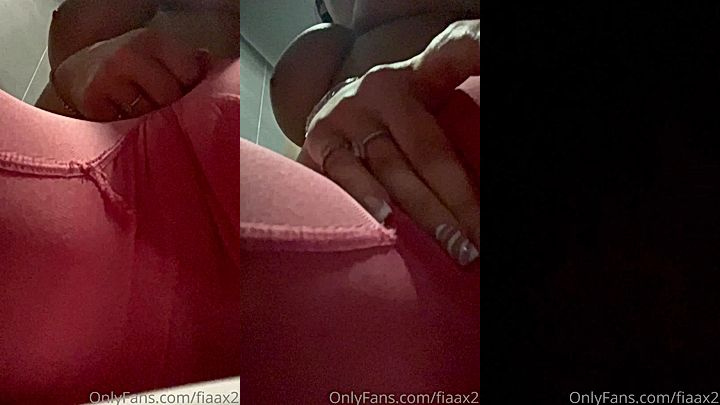 freaky horny girl Safiyaax playing with her pussy