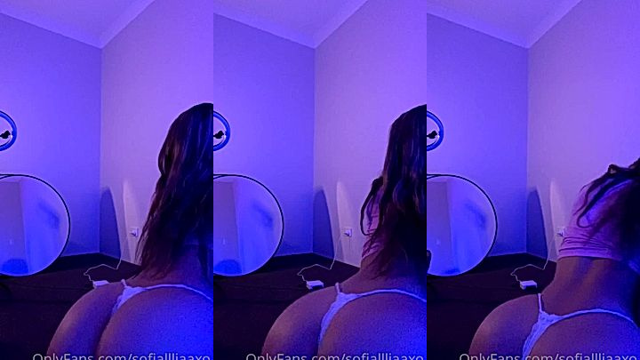 big ass freaky girl Safiyaax twerking alone in the room