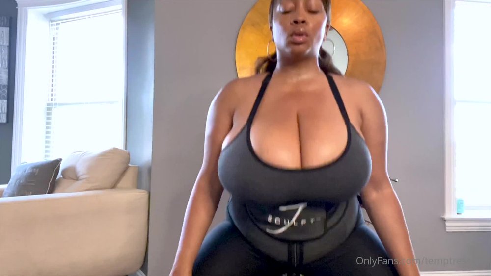 thick girl Temptress119 show off her hueg boobs in this video