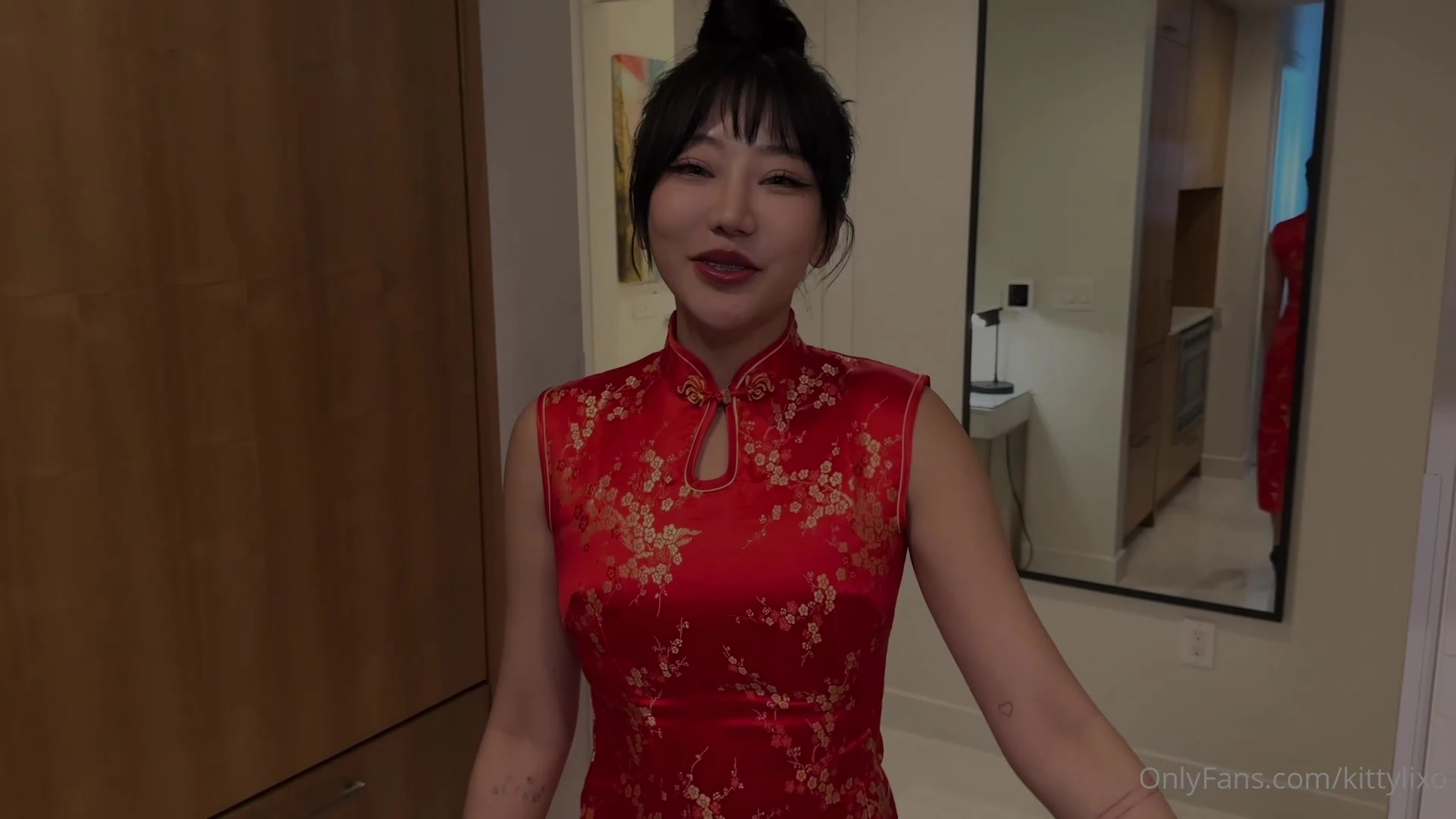 Kittylixo lifts her dress to showher amazing Chinese ass