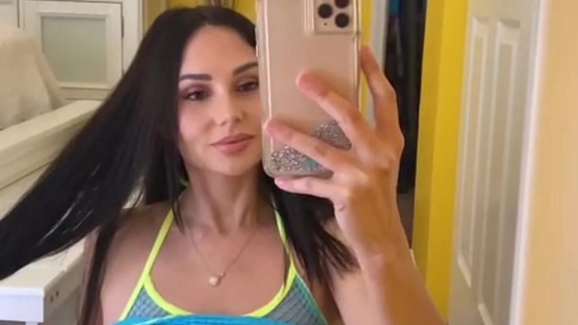 amazing girlfriend Ariana Marie looking sexy in her bikini onlyfans