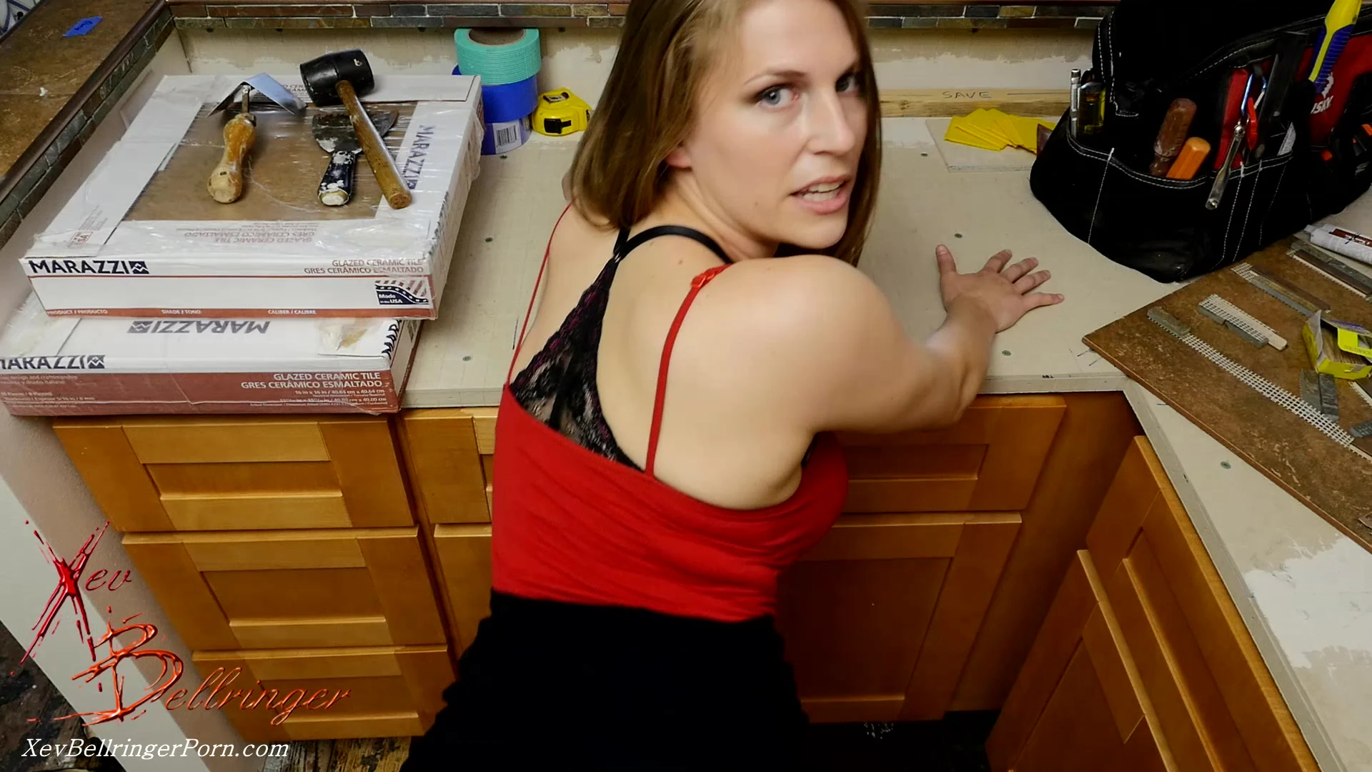 hot chick is having fun sucking on a huge dick in the kitchen leaked video