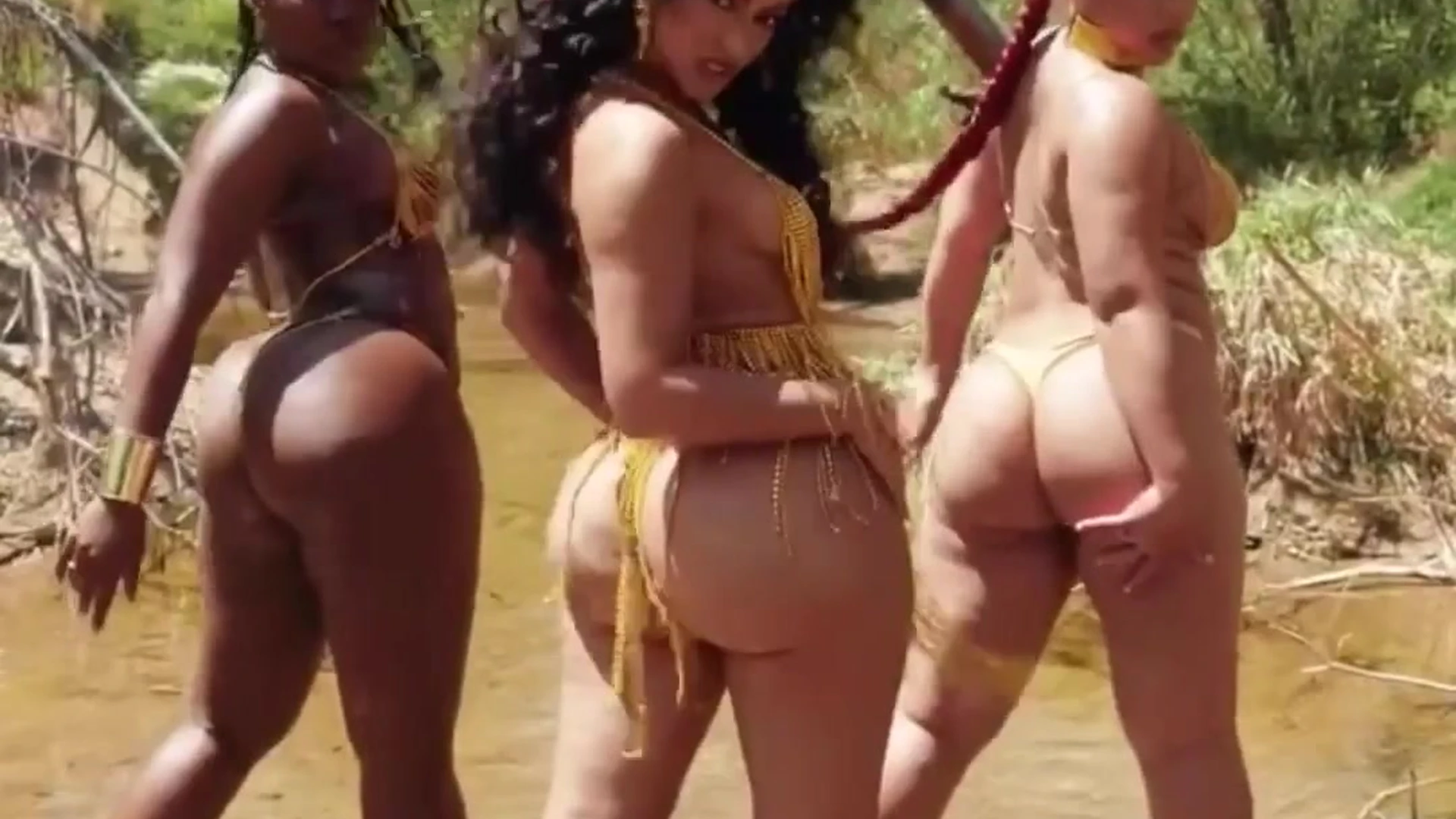 sexy onlyfans models Himynamestee rubs and shakes there big booty