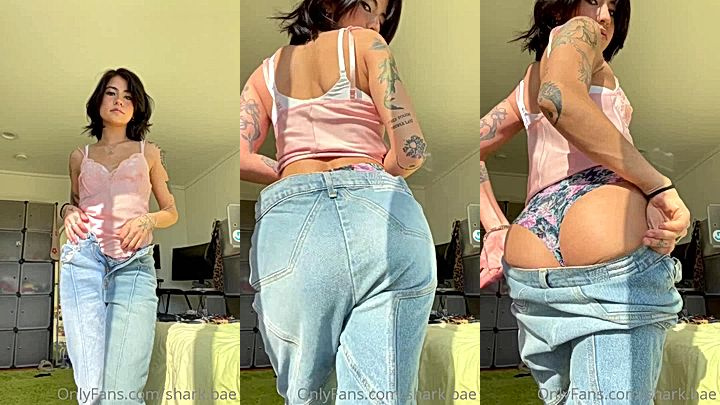 naughty hot hoe Shark.bae show her ass and curves