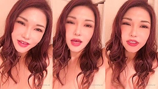 sexy ass chick is having a great time showing her boobs and butt to her fans leaked onlyfans video