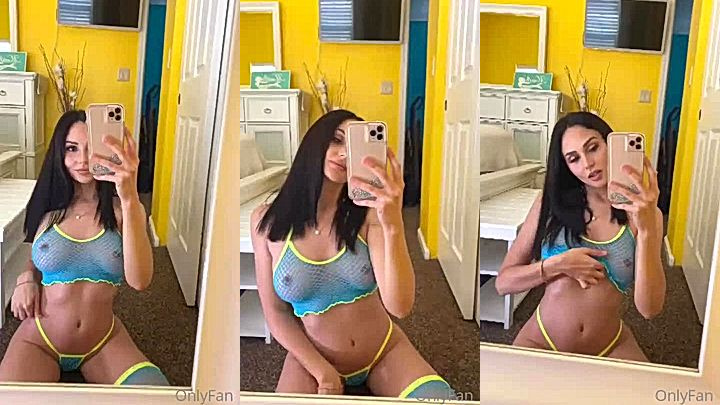 sexy slut Ariana Marie loves showing off her body naked