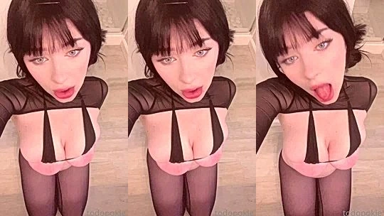 TodoPokie shows jer amazing boobs to her fans