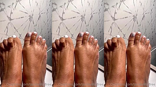 Jaaden Kyrelle shows off her amazing feet to tease her subscribers