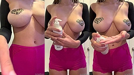 Sophie Mudd is having a great time revealing her ass to her fans