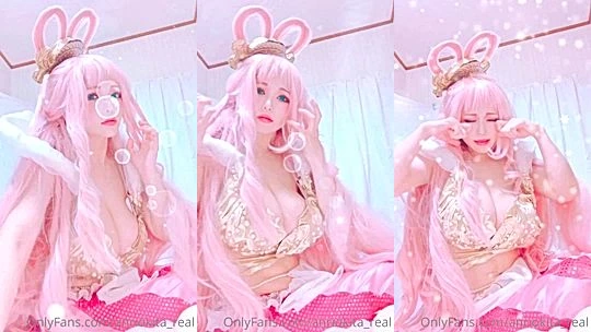 Anri Okita cant stop shiwing off her sexy body